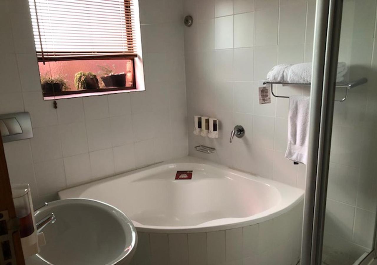 A La Martha'S Air-Port Guest House Порт Елизабет Екстериор снимка